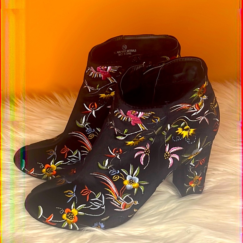 Liliana heeled ankle boot with embroidery sz 10